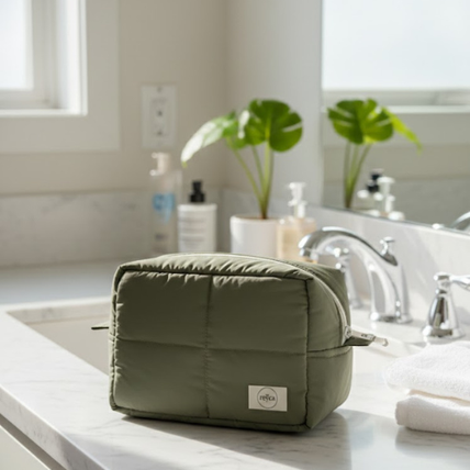 Large khaki quilted cotton makeup bag on marble bathroom counter — Grand sac de maquillage en coton matelassé kaki sur comptoir de salle de bain, Reyca