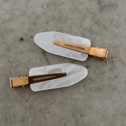 Set of 2 pearl white mosaic acrylic hair clips, gold-tone, 6 cm — Lot de 2 pinces à cheveux en acrylique blanc mosaïque, dorées, 6 cm, Reyca