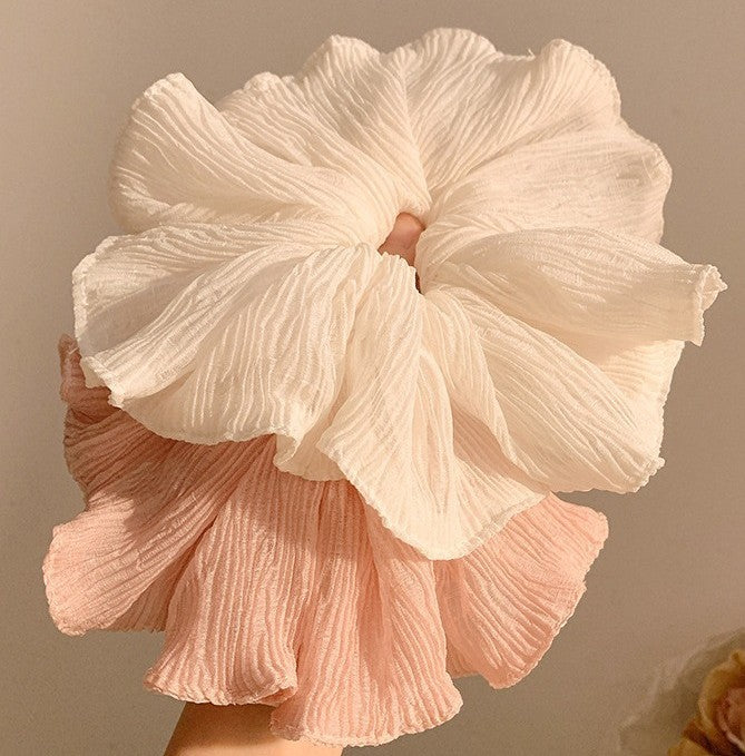 Oversized pleated scrunchie in soft pink, Korean style, available in pink white and black — Chouchou plissé oversize rose pâle, style coréen, disponible en rose blanc et noir, Reyca