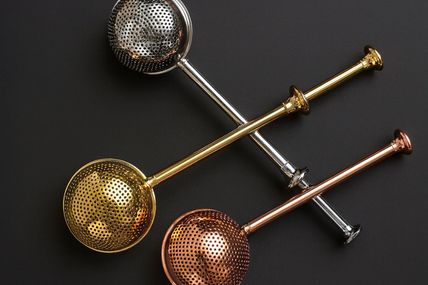 Stainless steel tea infusers with push handle, available in silver, gold, and rose gold — Infuseurs à thé avec manche poussoir en acier inoxydable, disponibles en argent, or et or rose, Reyca