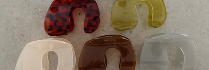 U-shaped shark hair clips in brown gray green amber tortoiseshell translucent white and black — Pinces shark en U pour cheveux épais, brun gris vert ambré écaille blanc translucide et noir, Reyca