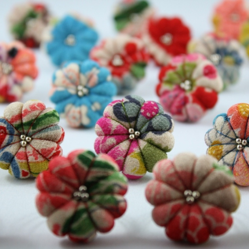 Handmade adjustable fabric flower rings from Thailand, colorful and unique, assorted patterns — Bagues fleurs en tissu faites main ajustables de Thaïlande, colorées et uniques, motifs assortis, Reyca