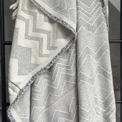 Rolled soft throw blanket with geometric pattern, neutral tones — Jeté enroulé doux à motif géométrique, tons neutres, Reyca
