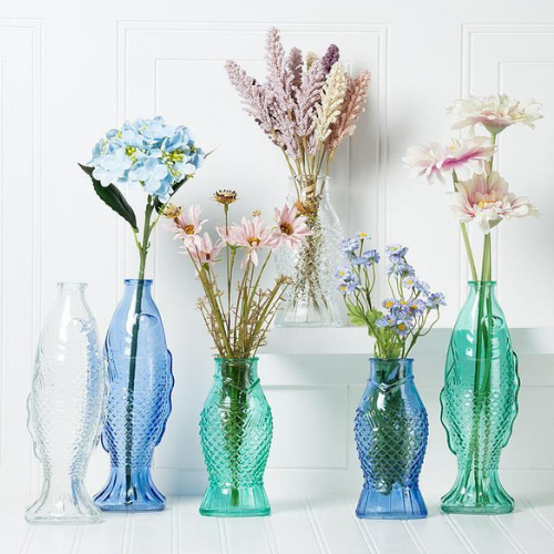 Glass fish vases in clear blue and sea green, two sizes, with fresh flowers — Vases poisson en verre transparent bleu et vert mer, deux formats, avec fleurs fraîches, Reyca