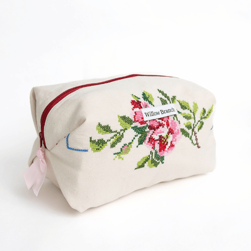 Handmade cream boxy zipper pouch with cross-stitch rose bouquet and pink ribbon pull, Montreal artisan Willow Branch / Pochette boxy crème zippée avec bouquet de roses brodées au point de croix et tirette rose, artisane montréalaise Willow Branch