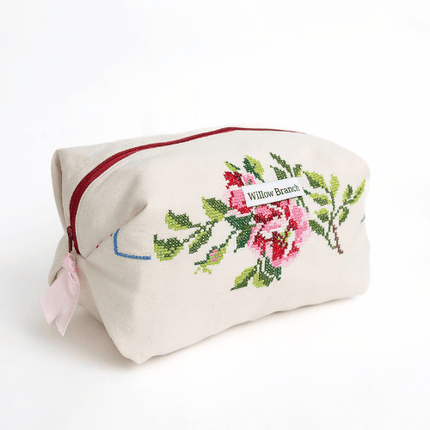 Handmade cream boxy zipper pouch with cross-stitch rose bouquet and pink ribbon pull, Montreal artisan Willow Branch / Pochette boxy crème zippée avec bouquet de roses brodées au point de croix et tirette rose, artisane montréalaise Willow Branch