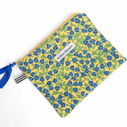 Handmade yellow zipper pouch with blue floral print, Montreal artisan Willow Branch / Pochette zippée jaune à fleurs bleues faite main, artisane montréalaise Willow Branch