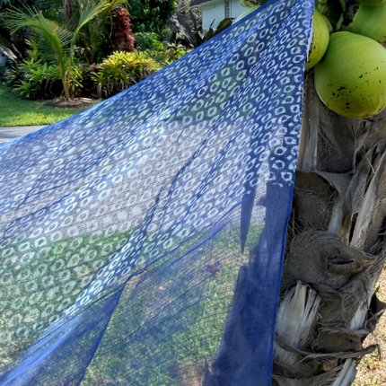 Foulard en coton Kota indigo — Imprimé à la main mi-uni mi-motif