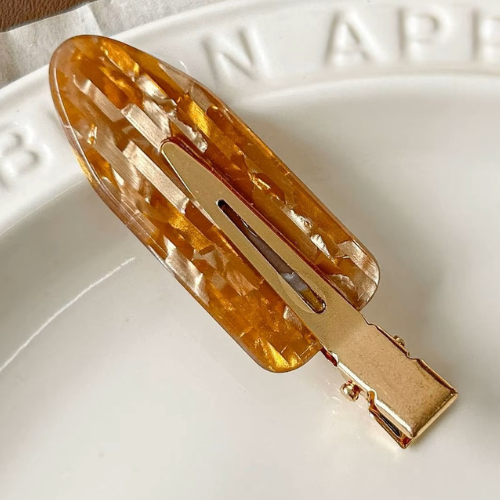 Glossy amber tortoise shell acrylic hair clip, gold-tone, 6 cm, set of 2 — Pince à cheveux en acrylique écaille ambrée brillante, dorée, 6 cm, lot de 2, Reyca