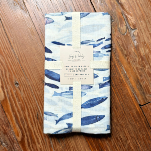 Set of four folded linen-blend napkins with watercolour blue fish print / Ensemble de quatre serviettes de table en mélange de lin avec imprimé de poissons bleus aquarellés