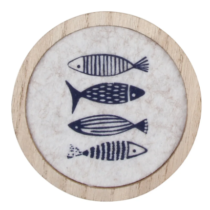 Round felt and wood coaster with four navy blue fish, natural wood border / Sous-verre rond en feutre et bois avec quatre poissons bleu marine, bordure en bois naturel