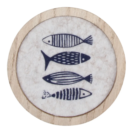 Round felt and wood coaster with four navy blue fish, natural wood border / Sous-verre rond en feutre et bois avec quatre poissons bleu marine, bordure en bois naturel