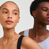 Mini gold starfish stud earrings worn by two models, man and woman, against light background — Reyca / Petites boucles d'oreilles clou étoile de mer dorées portées par deux mannequins, homme et femme, sur fond clair — Reyca