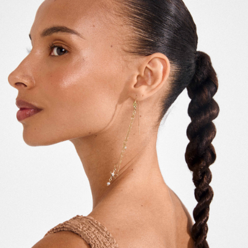 PRISM Asymmetric Charm Drop Earrings – Gold Plated – Model Side | Boucles d'oreilles pendantes asymétriques PRISM – plaquées or – vue de côté
