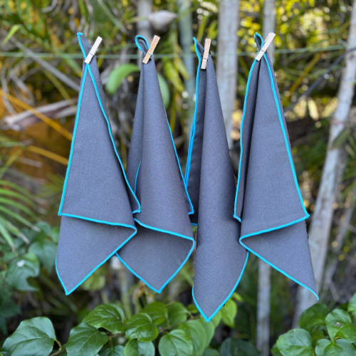 Serviettes de cocktail en coton et lin - Gris anthracite avec bordure bleue (lot de 4)