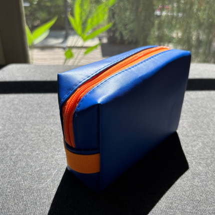 Trousse de maquillage bleue et orange colorée