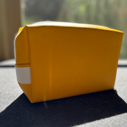 Trousse de maquillage jaune et blanche colorée