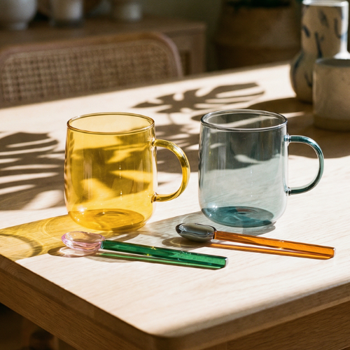 Collection de tasses en verre colorées